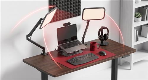 Sơ đồ setup ánh sáng chuyên nghiệp cho webcam với đèn LED Panel và Softbox, tông màu đỏ chủ đạo giúp tối ưu chất lượng video YouTube.